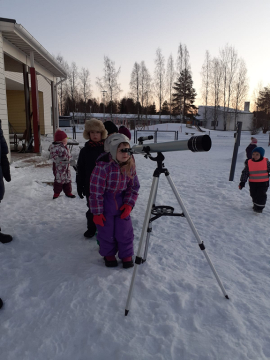 Kaukoputkella katsomista.