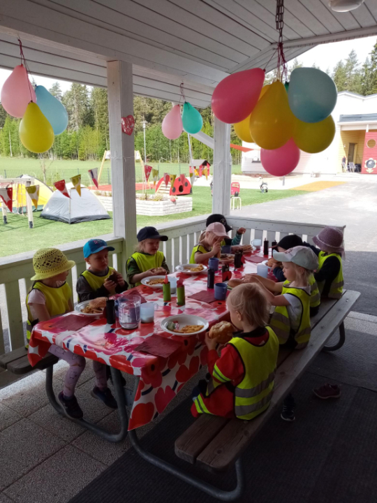 Hampurilaiset ja ranskalaiset maistuivat.