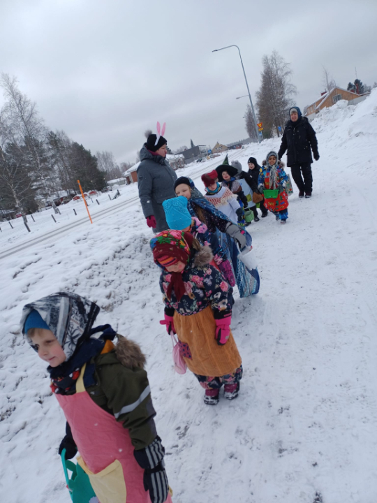 Värikäs joukko liikenteessä!