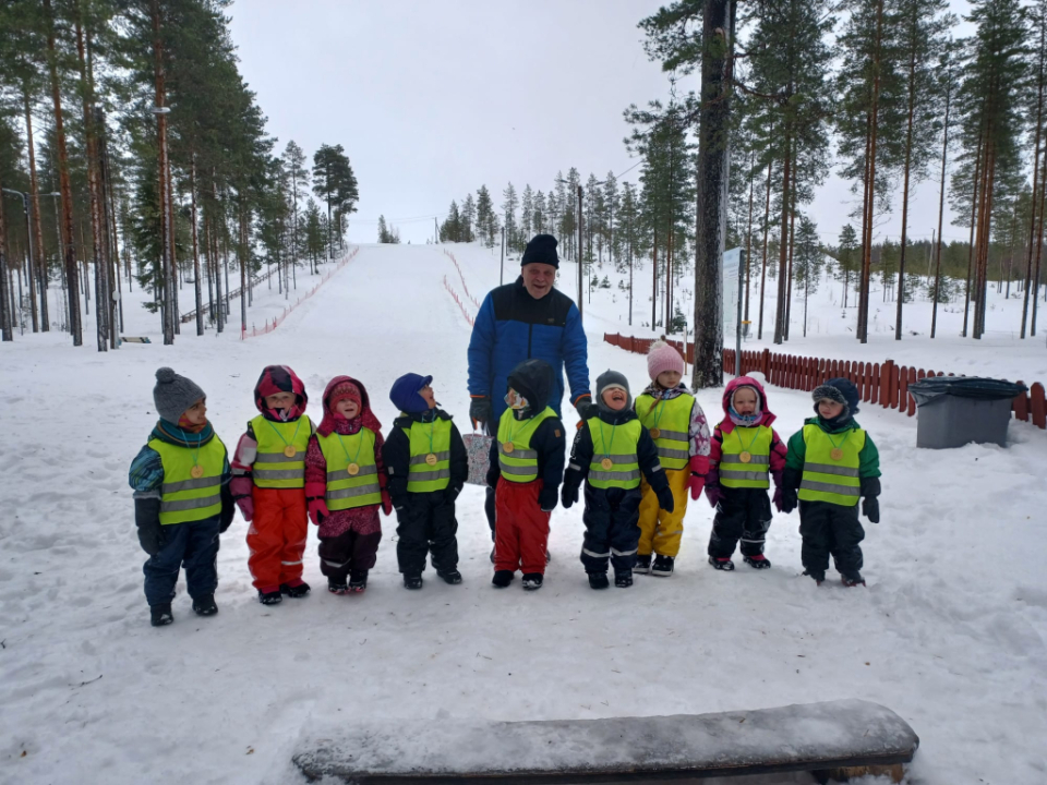 Esa Oksa tarjosi Vekaroille kyydin Harsunkankaalle ja pääsi sitten kuvaan kultamitalistien kanssa. Kiitos Esa!