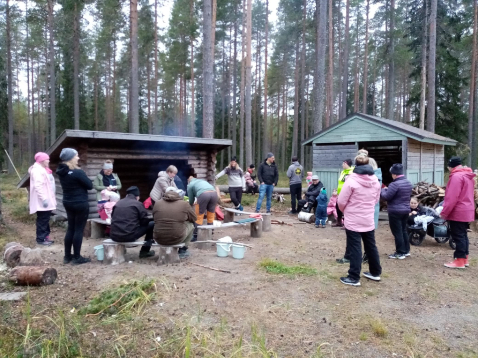 Makkaranpaiston lomassa oli hyvä vaihtaa kuulumisia!