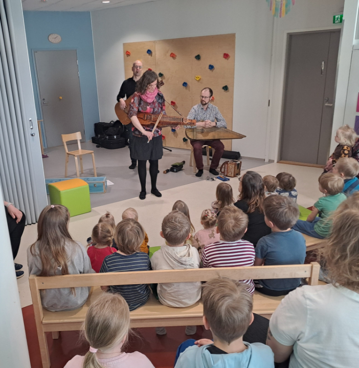Lapset kuuntelivat innokkaana ja esittivät kysymyksiä soittimista.