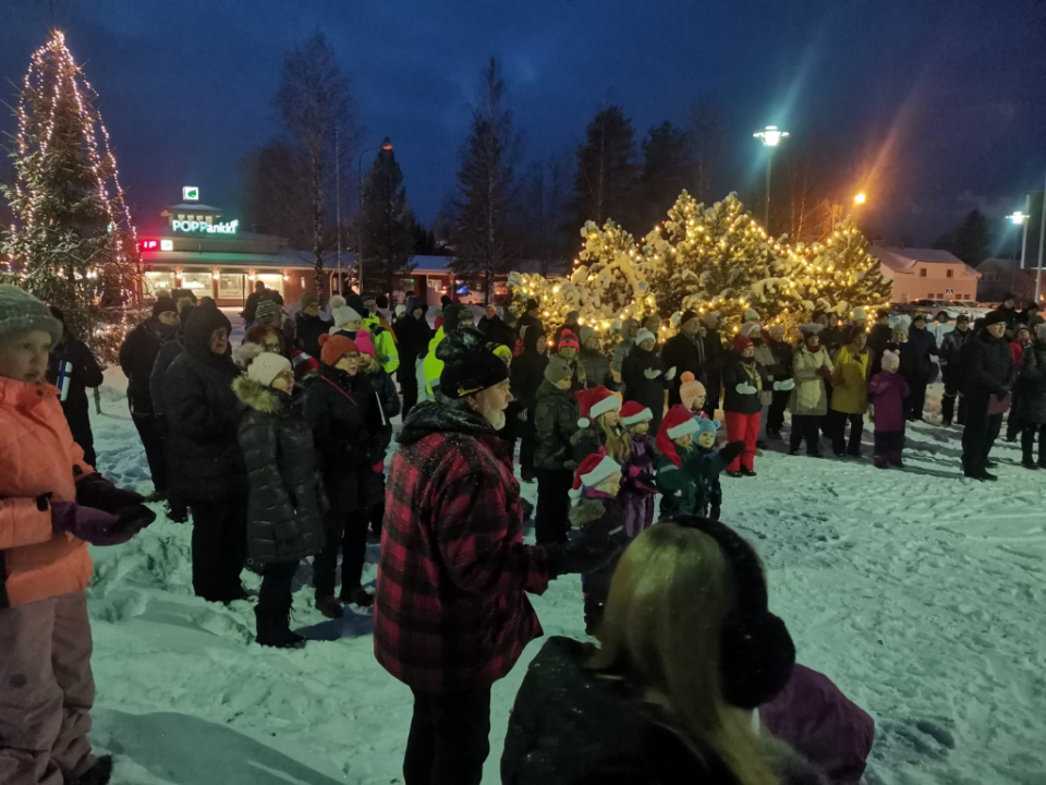 Joulunavaus Kotikylän puistossa