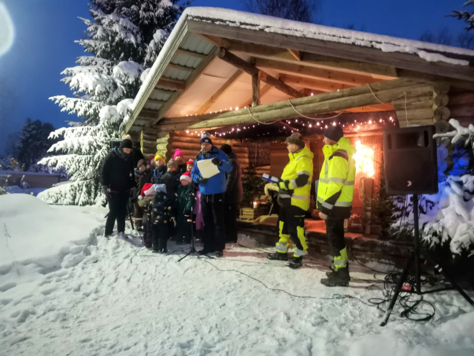 Joulunavaus Kotikylän puistossa