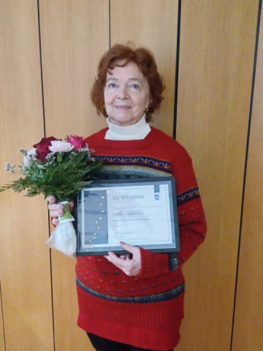 Aila Ahtila palkittiin kukilla ja kunniakirjalla