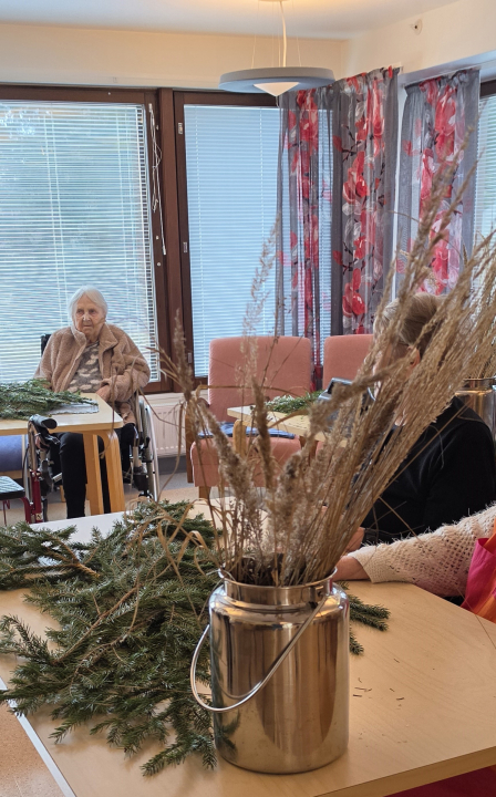 Tunnelmaa luotiin heinien, kaislojen ja havujen avulla