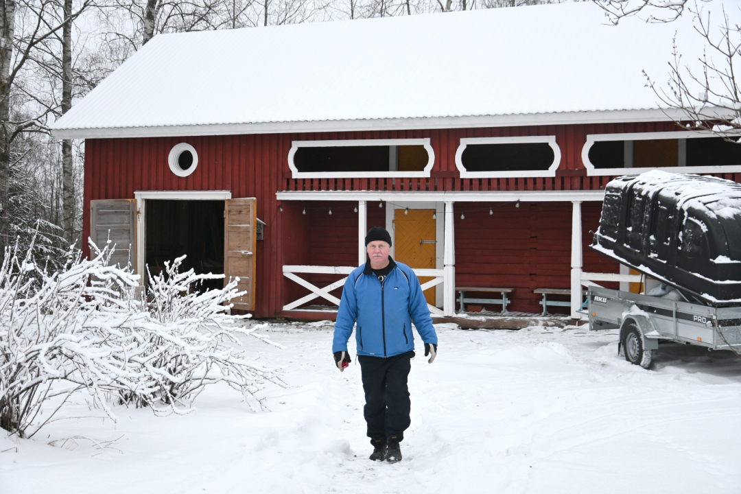Säilytystilaa löytyy esimerkiksi pihapiiristä olevasta aitasta.