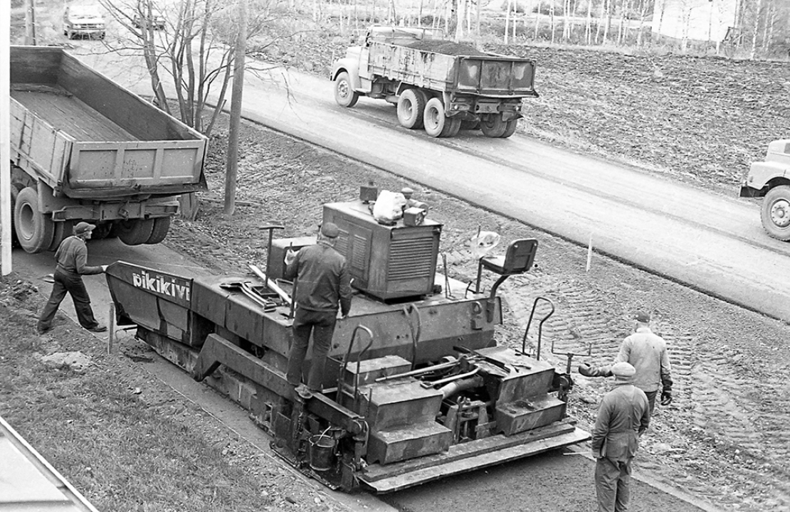 Kevyenliikenteen väylän rakentaminen Kyyjärvellä 1981.