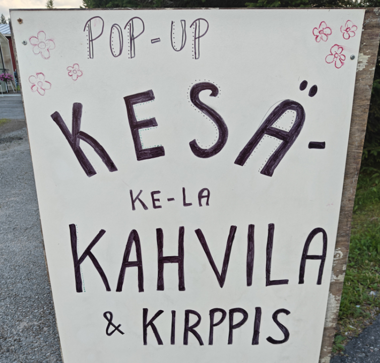 kesäkahvila ja kirppis.