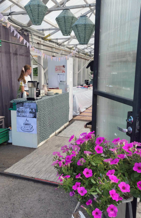 kesäkahvila ja kirppis.