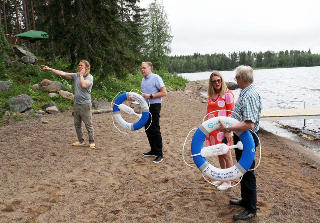 Lähitapiola luovuttaa pelastusrenkaat leirintäalueelle.