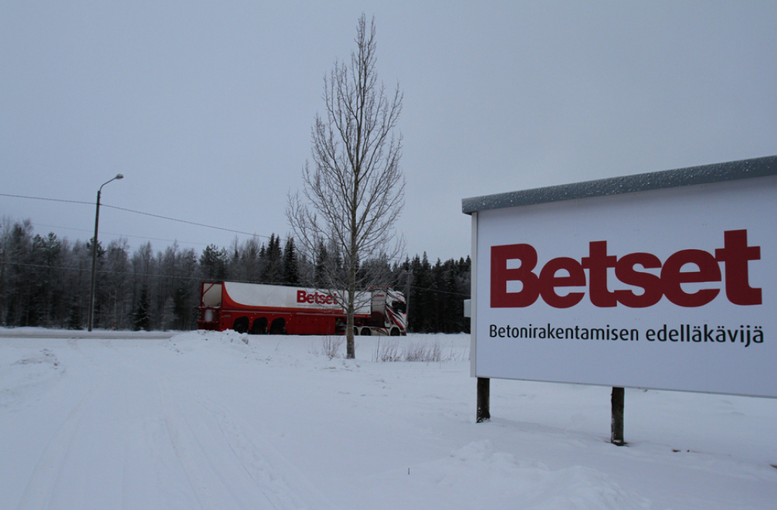 Betset Kokkolantien mainostaulu.