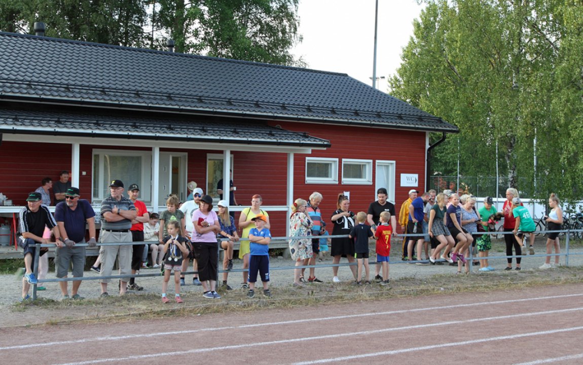 naisten maajoukkue jakaa palkinnot.