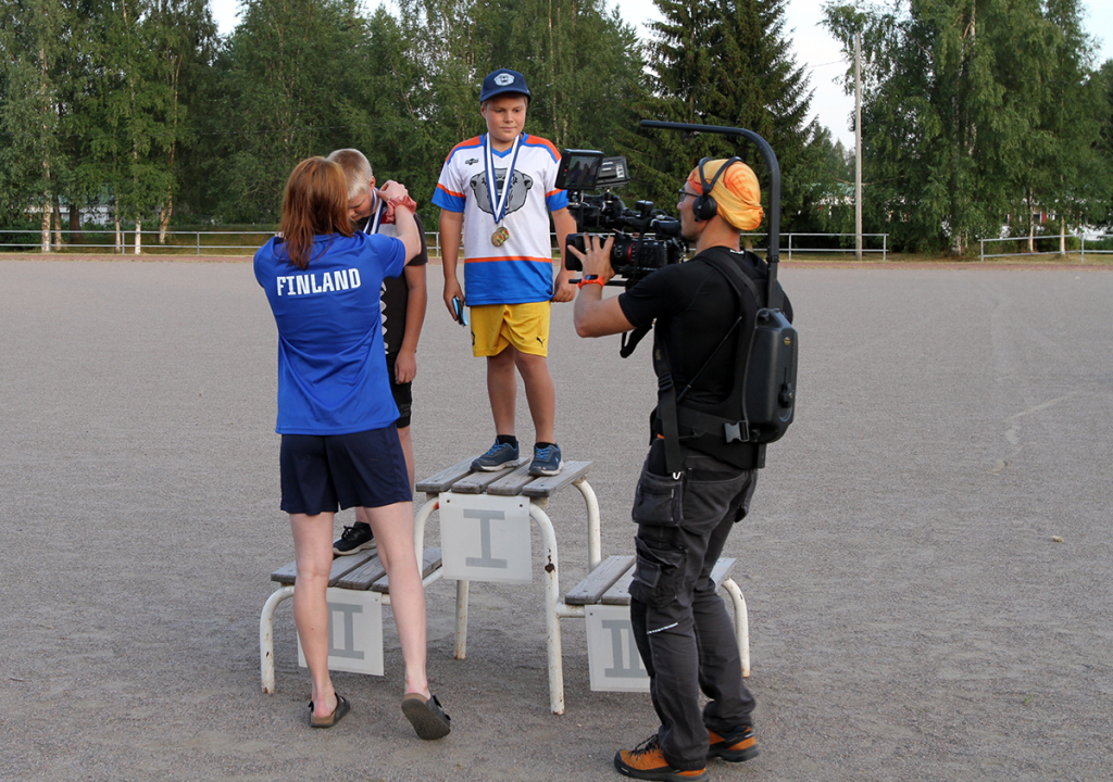 naisten maajoukkue jakaa palkinnot.