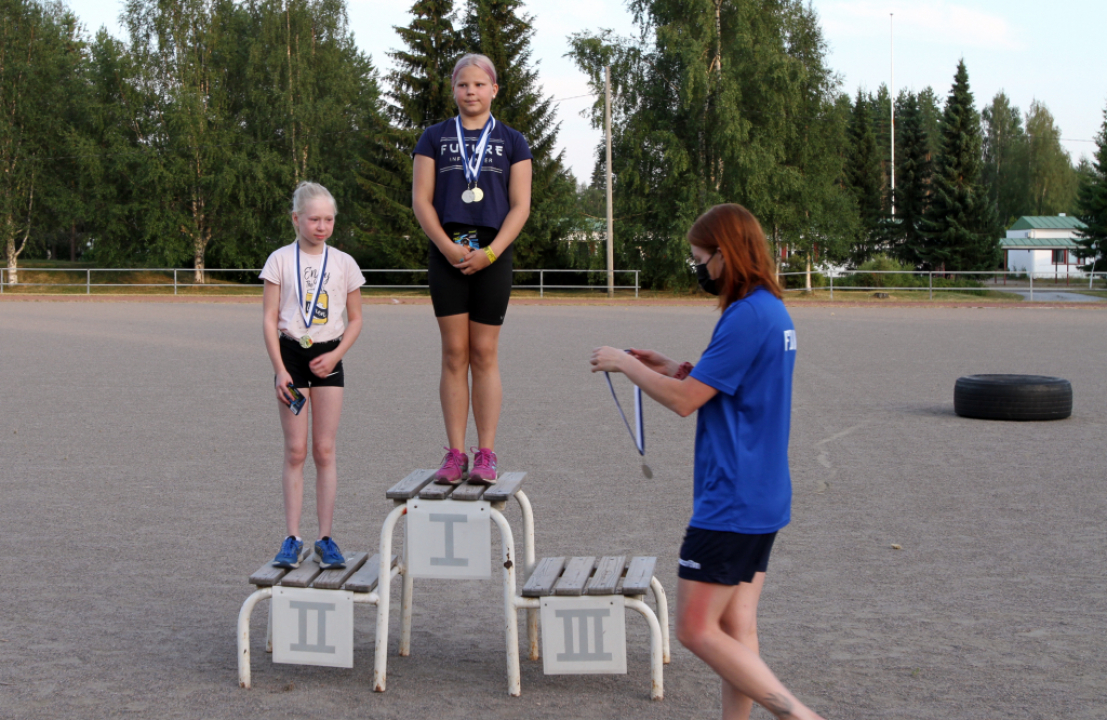 naisten maajoukkue jakaa palkinnot.