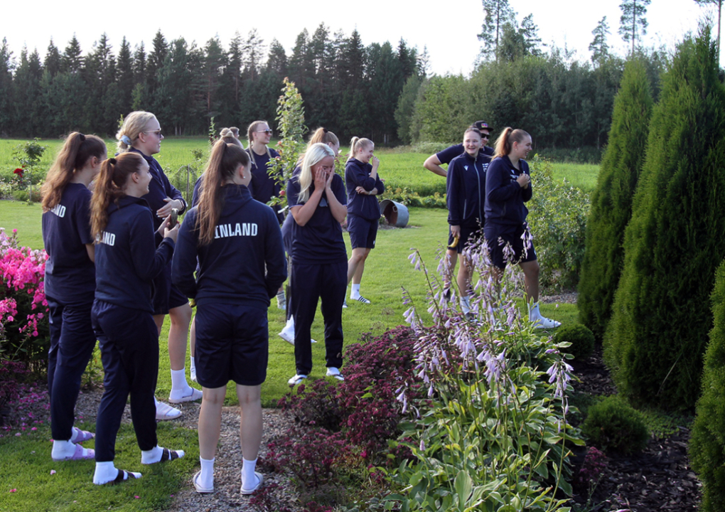 Maajoukkue Onnelan puutarhassa.