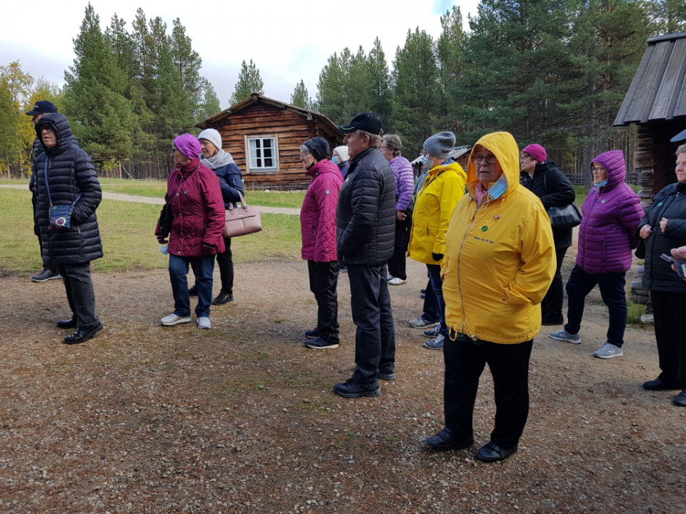 Matkaajat kävelyllä