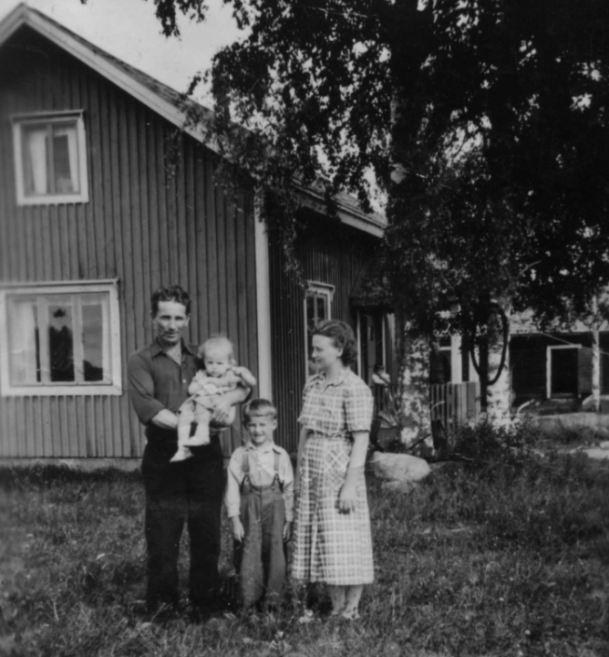  Kotitalon pihalla n. vuonna 1953, isä, äiti, minä ja Teuvo.