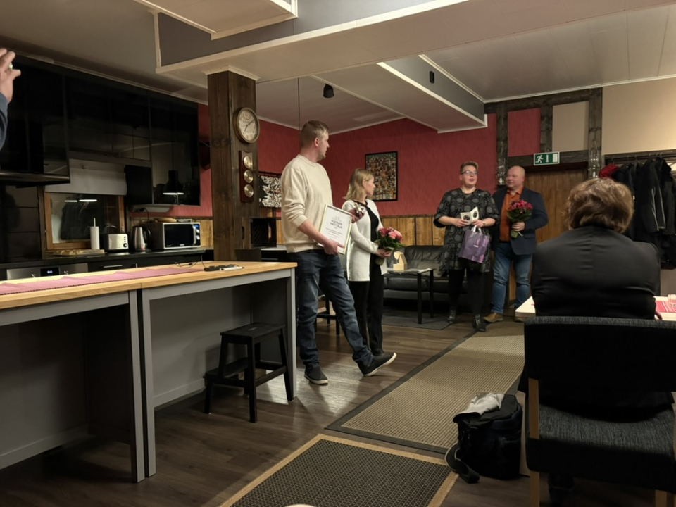 Kati Tiala ja Jarkko Hänninen onnittelevat