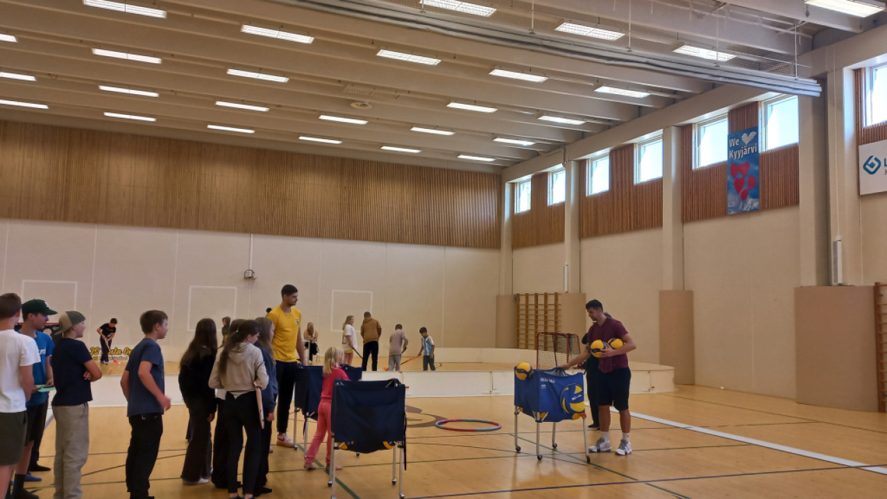 Edustusjoukkue opetti lentopallon saloja
