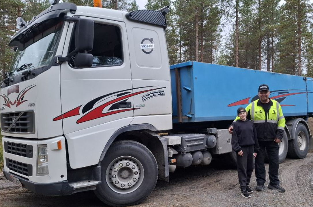 Arvonnan voittaja Hertta Peltokangas ja pääpalkinnon lahjoittaja Jukka Viertamo/Oikarin Sora Oy