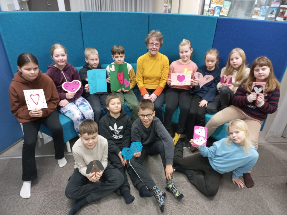 Koulumummo oppilaiden kanssa