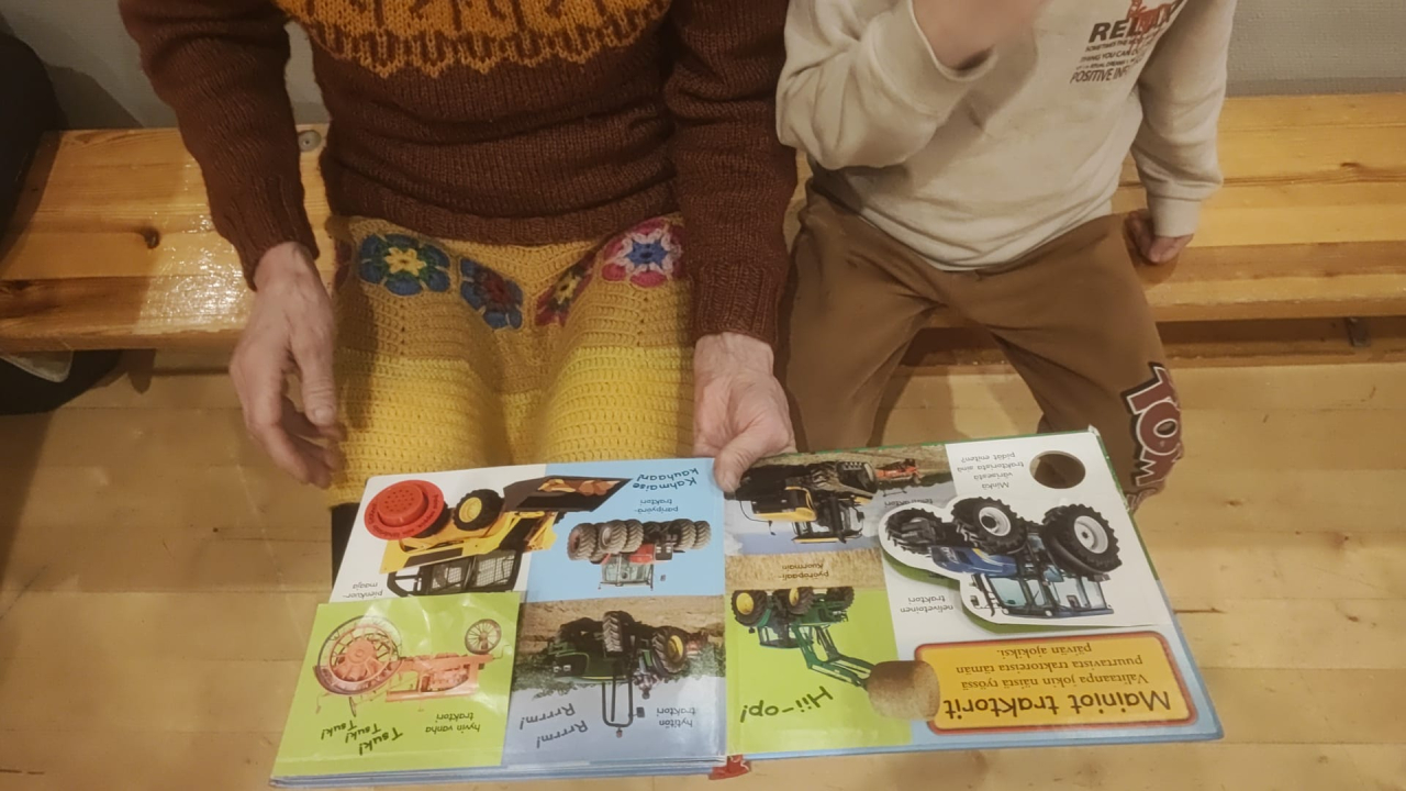 Vaihtokirjaston kirjoihin tutustumista