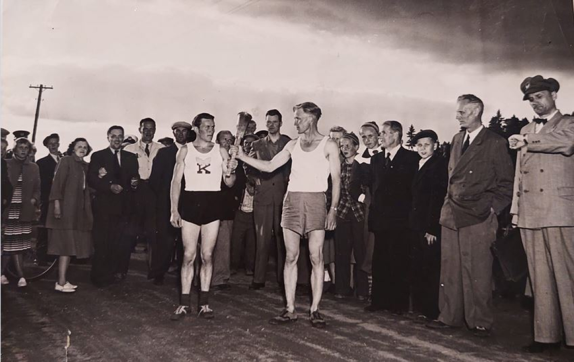 Pentti Maanselkä luovuttaa soihdun Perhon rajalla Allan Karstuselle 1952