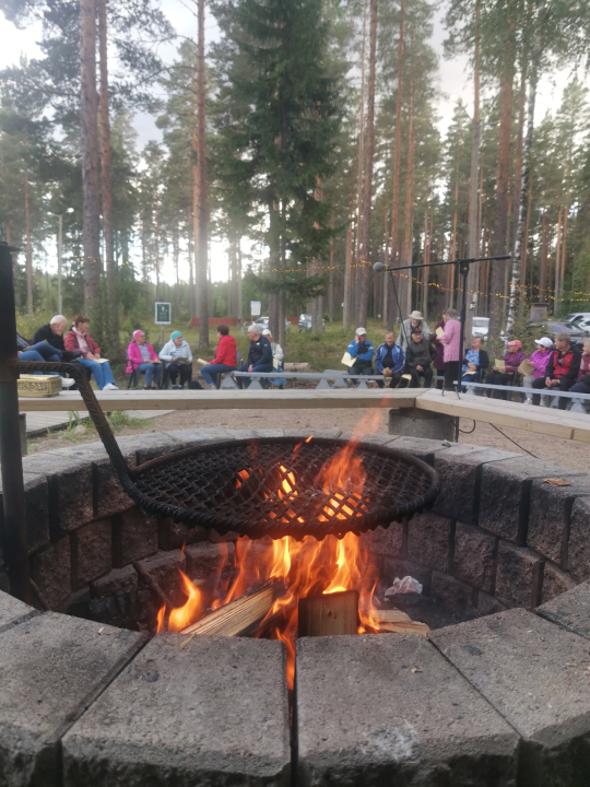 Nuotion lempeä loimu ja kaunis elokuinen ilta loivat yhteislaulutapahtumalle lämminhenkiset puitteet.