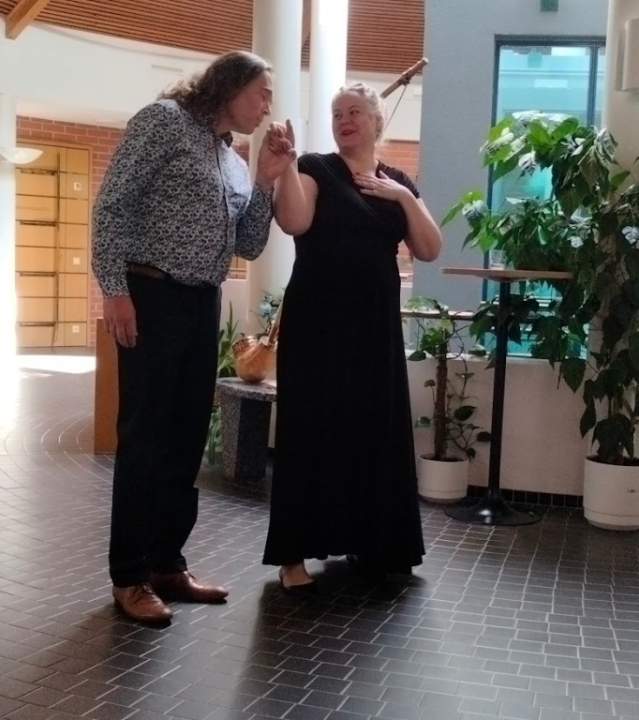 mies suutelee naisen kättä