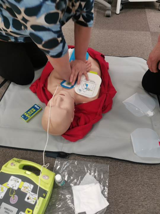 Oikea painelurytmi voi pelastaa hengen – harjoittelu lisää varmuutta.