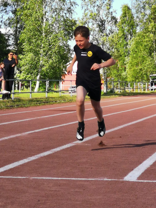 P13 100 m –  tiukka taistelu maaliviivalle saakka vastatuuleen