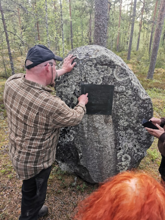 Vuonna 1970 pystytetty kivipaasi seisoo yhä paikallaan, muistuttamassa Möksyn pitkästä historiasta ja heimojen kohtaamisista.