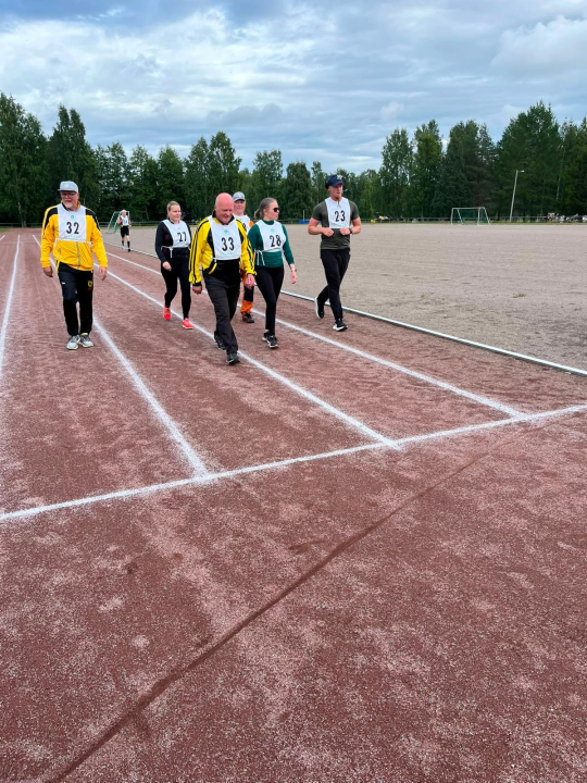 Iloiset ilmeet säilyivät maaliin saakka – yhteisöllinen Kyky‑kierros toi hymyn jokaisen osallistujan kasvoille.