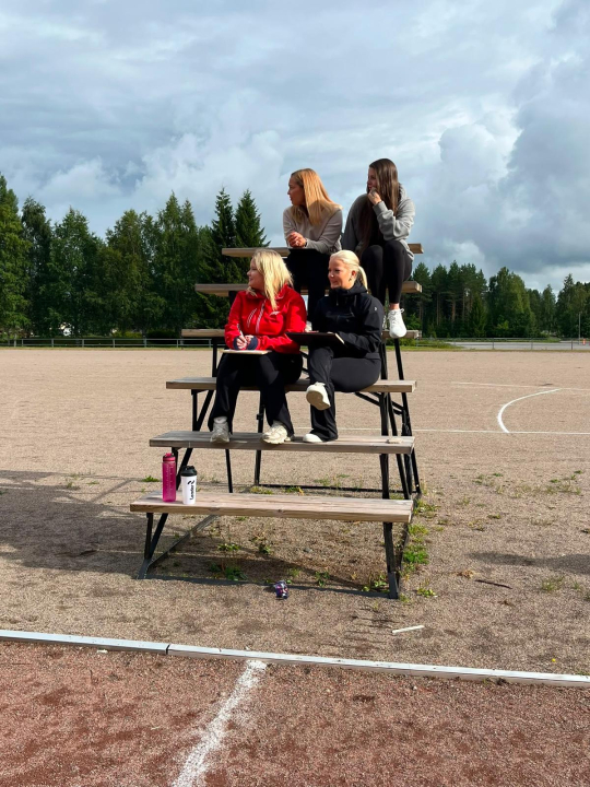 Kierroslaskijat pitivät huolen siitä, että jokainen kierros tuli tarkasti merkityksi – iloinen ja tarkka tiimi seurasi suorituksia maalin tuntumassa koko tapahtuman ajan.