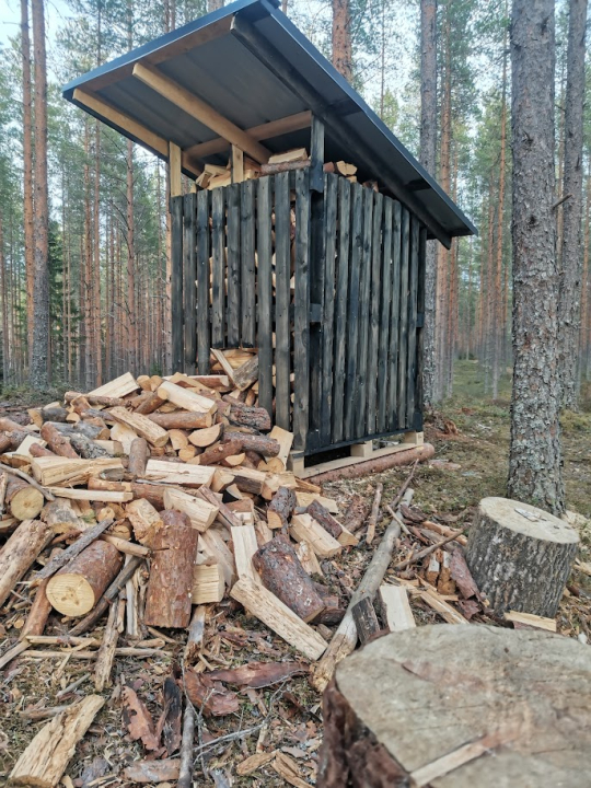 Raivattu, pätkitty, pienitty ja kannettu puuvajaan