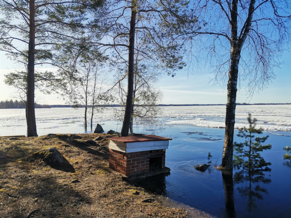 tulvavesi noussut grillille asti