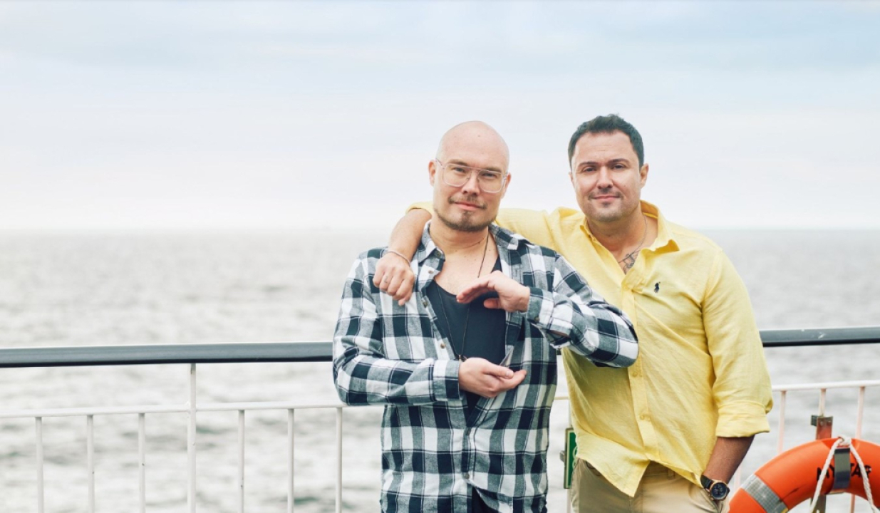 kaksi miestä rannalla