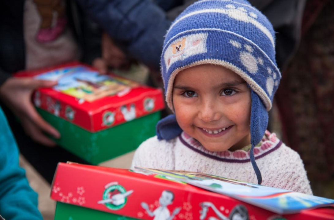 lapsi paketin kanssa