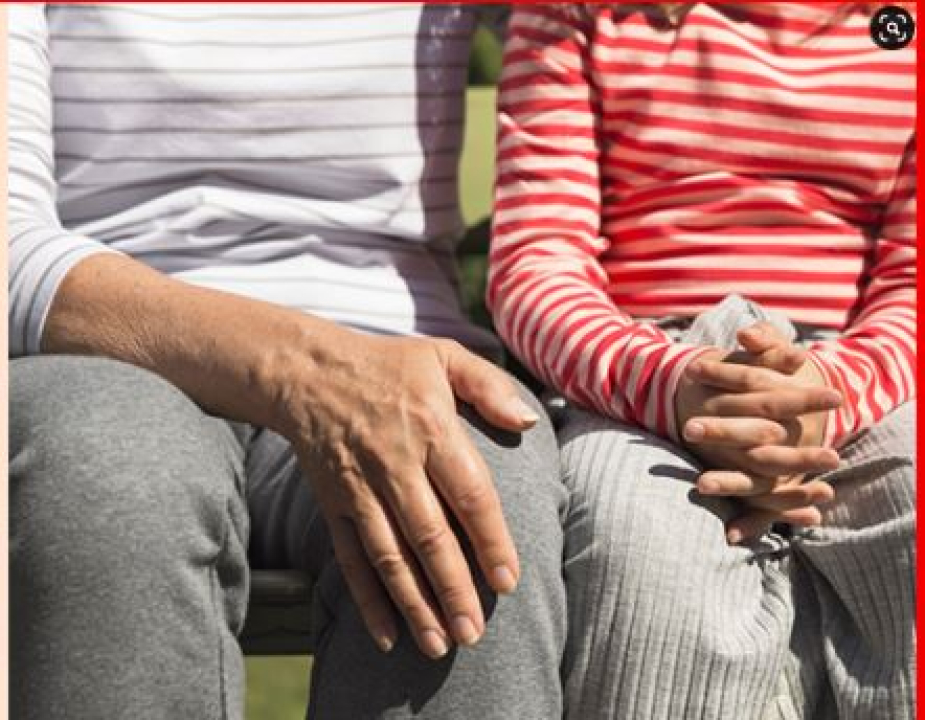 kaksi istuvaa henkilöä