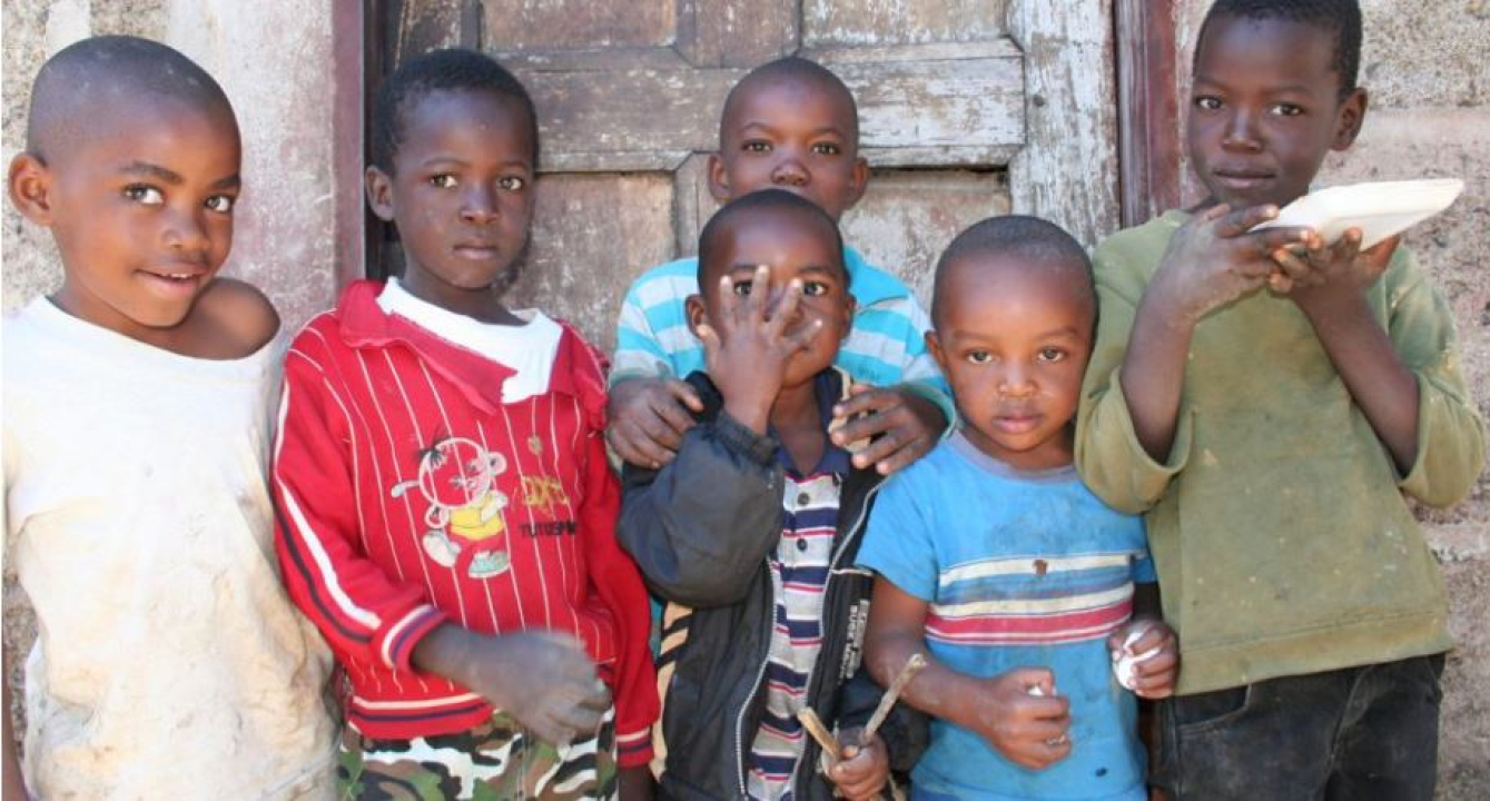 lähetystyö - lapset kuvassa