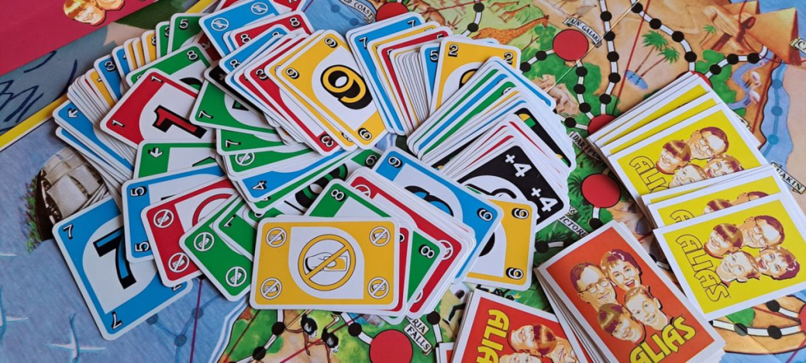 Unoa, Skipbo, Rummikub, dominoa....ihan mitä vaan