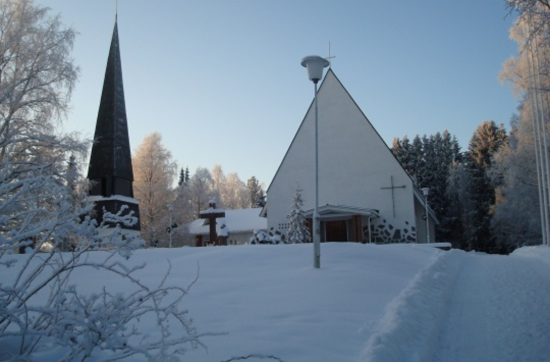 Kyyjärven kirkko ja tapuli lumisessa maisemassa