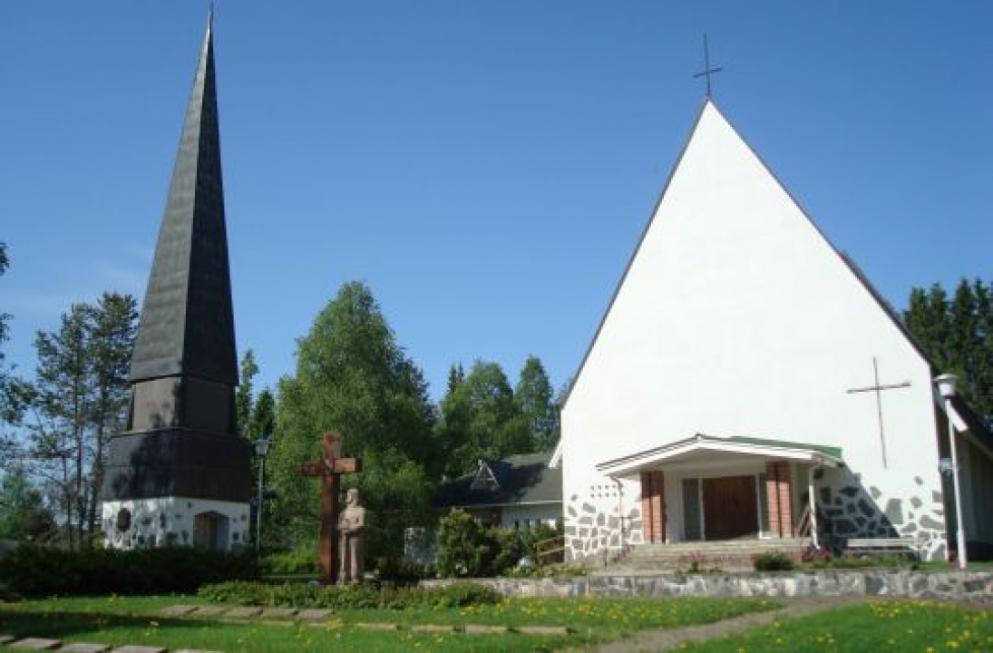 Kyyjärven kirkko ja tapuli kesäisessä maisemassa