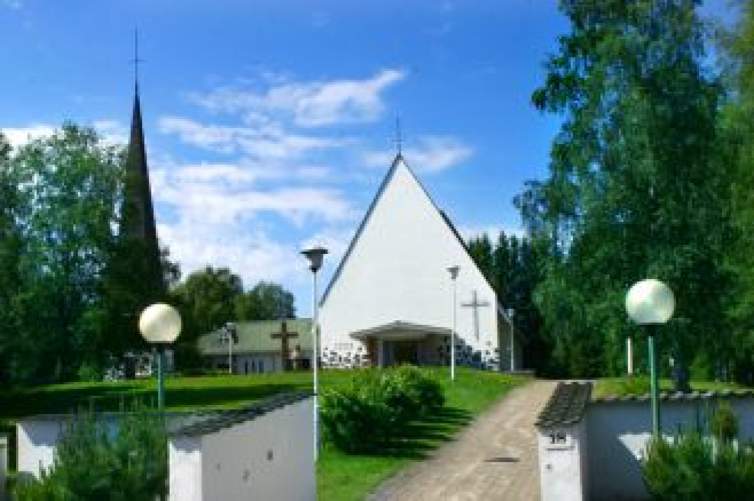 Kyyjärven kirkko keväisessä maisemassa