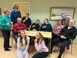 näyttelijät ja ohjaaja Raimo Suuronen  ( kuvassa istumassa oikealla)
